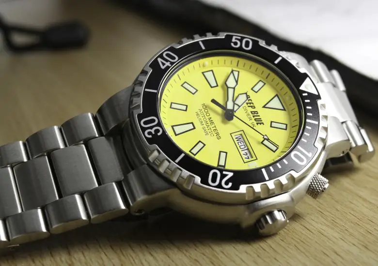 Divers watch with count up bezel
